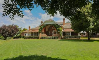 Petersons Armidale Winery and Guesthouse