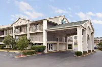 Days Inn & Suites by Wyndham Mobile Hotel a Tillmans Corner