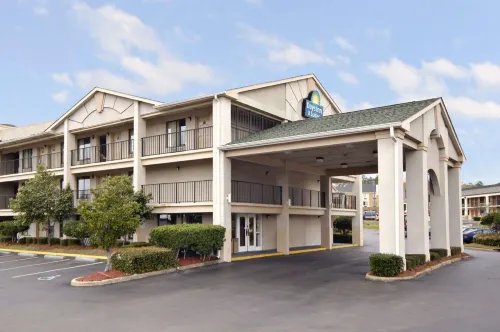 Days Inn & Suites by Wyndham Mobile Các khách sạn ở Tillmans Corner