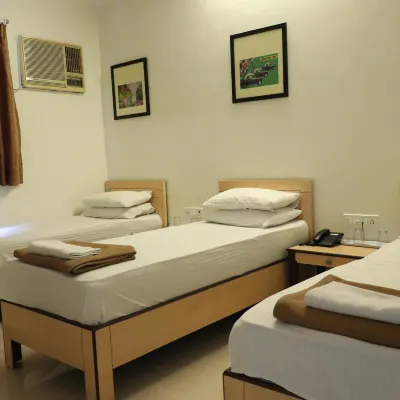 Hotel Tiptop Отели рядом с достопримечательностью «Железнодорожная станция Charni Road»