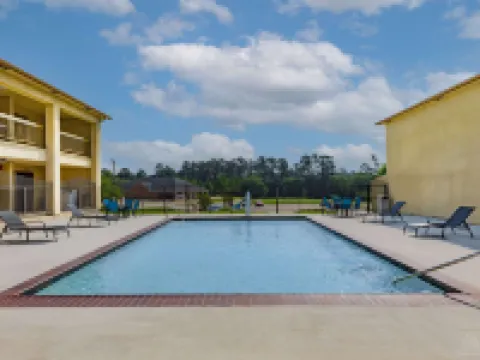 Days Inn & Suites by Wyndham Huntsville Hotels in Walker County