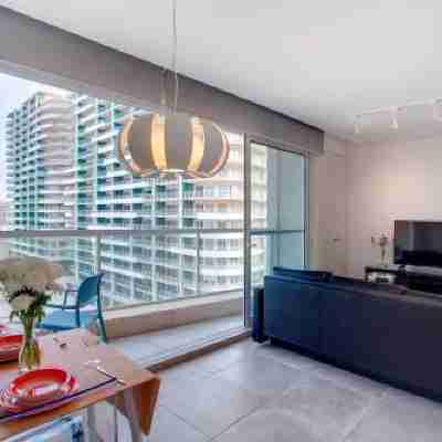 Modern Seaview Apartment in a Prime Location Rooms