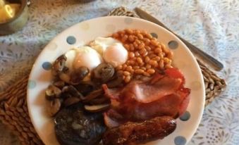 White Cottage Bed and Breakfast - Housity