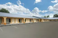 Days Inn by Wyndham DeFuniak Springs - parking