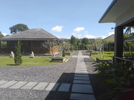 Lanosa Guest House Отели в г. Minahasa Regency