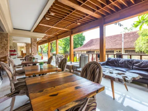 Alron Hotel Kuta Powered by Archipelago Отели в г. Бали