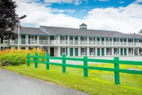 Colonnade Inn Hotels in Burke