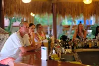 Magic Oceans Dive Resort - bar