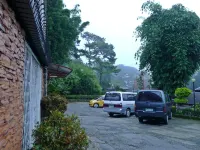 Mountain Lodge Hotel and Restaurant - parking