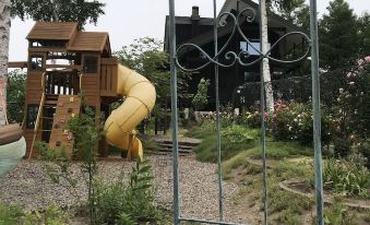 3. Ritz Gar..