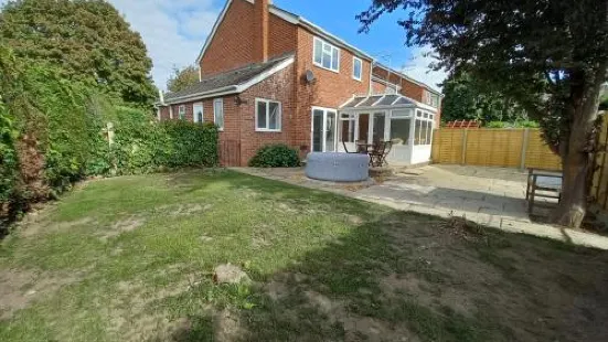 Spacious 3-Bedroom Family Home in Leominster with Garden