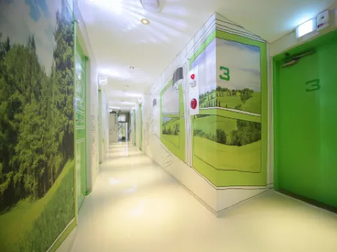 ชงโน โฮเทล ป็อป ลีดส์ พรีเมียร์