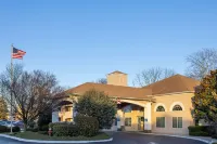 Days Inn & Suites by Wyndham Cherry Hill - Philadelphia Hotels near Woodcrest Train Station