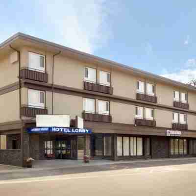 Travelodge by Wyndham Lethbridge Hotel Exterior
