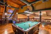 Canadas Best Value Inn Whitecourt - ที่มีที่จอดรถ