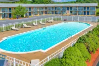 Days Inn by Wyndham Breezewood - Pools