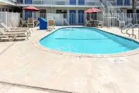 Motel 6 Bakersfield, CA - Convention Center - مسبح