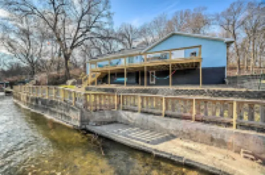 Charming Riverfront Retreat in Monticello! Hotels in Union Township