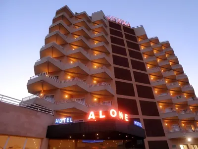 Hotel Alone