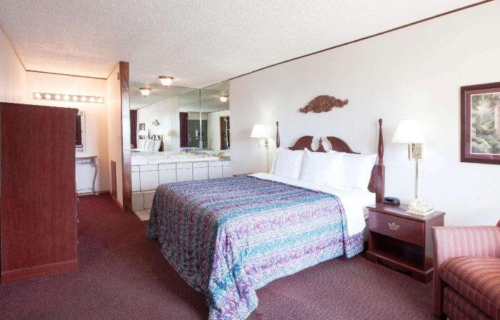Days Inn by Wyndham Clinton