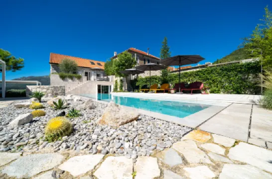 Villa Lastva is a Five Star Seafront Luxury Villa with Privite Pool فنادق في 