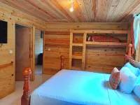 Pinard's Mountain Resort - Cottage 7 Hotels near Champagne Beach