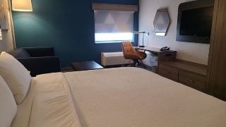 holiday-inn-express-and-suites-ft-lauderdale-n-exec-airport