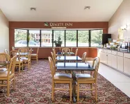 Quality Inn Petersburg Fort Lee Area - Parkplatz