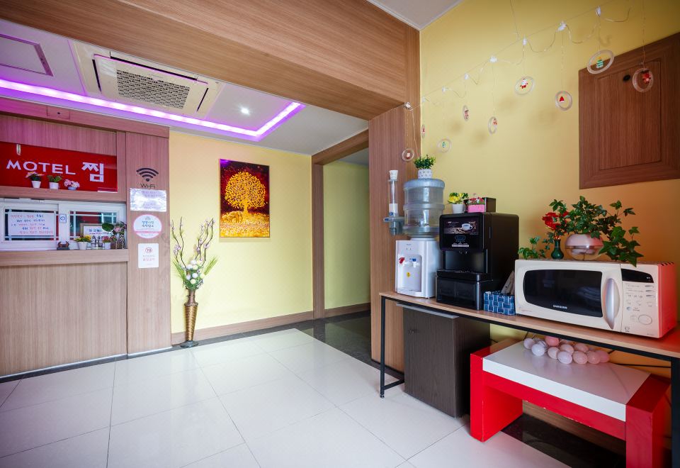 깔끔한 숙소 내부 인테리어