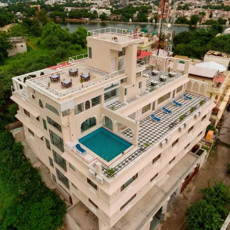 Raj Kuber - A Boutique Lake View Hotel