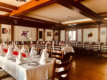 Hotel Löwen Отели в г. Йештеттен