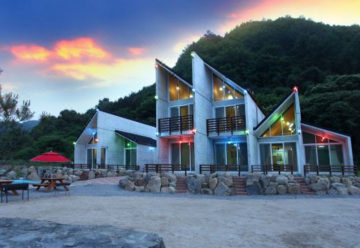 펜션 수영장 전경