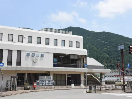 Business Hotel Tetuya Отели рядом со станцией JR Wadayama station