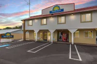 Days Inn by Wyndham Holladay - Moteles