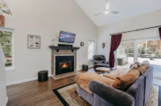 House w Hot Tub - Wifi - Fireplace - Pets Ok