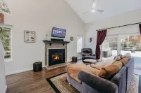 House w Hot Tub - Wifi - Fireplace - Pets Ok