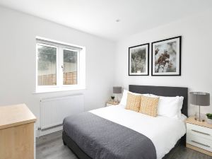 "skyvillion -Vineyard Court- Enfield 2-Bed W/garden"