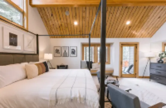 Coyote Moon by AvantStay Cabin WSauna Mins from DT Truckee NorthStar