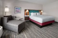 Hampton Inn Cleveland-Airport/Tiedeman Rd - parking