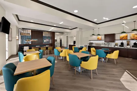 Comfort Suites Columbus East Broad Отели рядом с Аэропорт Порт-Колумбус