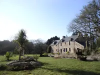 Auberge de bel air Hôtels à proximité de : Château de Kergroadez