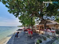 Sunset Moyo Bungalows Hotel berhampiran Mastari