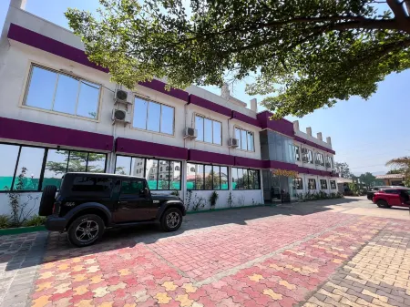 Zestin Hill Resort Lonavala Отели рядом с достопримечательностью «Карла Кейвс»