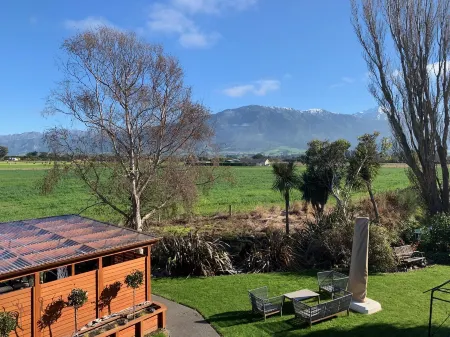 Brook House B&B & Cottages Отели в г. Кайкоура