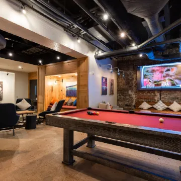 Moxy Nashville Downtown Отели рядом с достопримечательностью «Музей Пэтси Клайн»