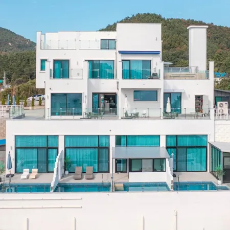 Yeosu Blau Pension Отели рядом с достопримечательностью «Поле для гольфа The Ocean»