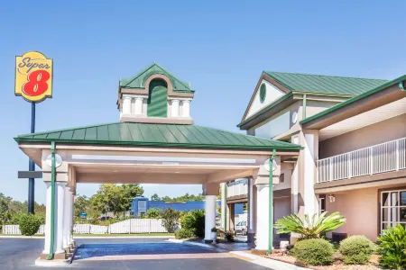 Super 8 by Wyndham Marianna Отели рядом с достопримечательностью «Stay N Go RV»