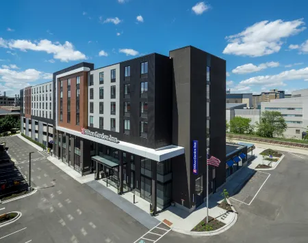 Hilton Garden Inn Madison Downtown Отели рядом с достопримечательностью «Аллайант Энерджи Сентер»