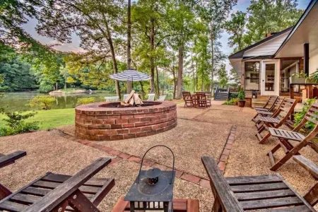 》Stunning Memphis Lake Front Home《