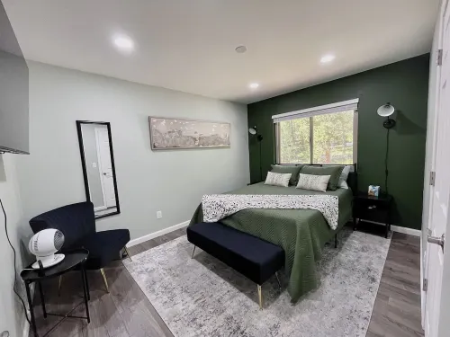 Black Hawk Mountain Retreat: pool table, foosball, air hockey, workout room!